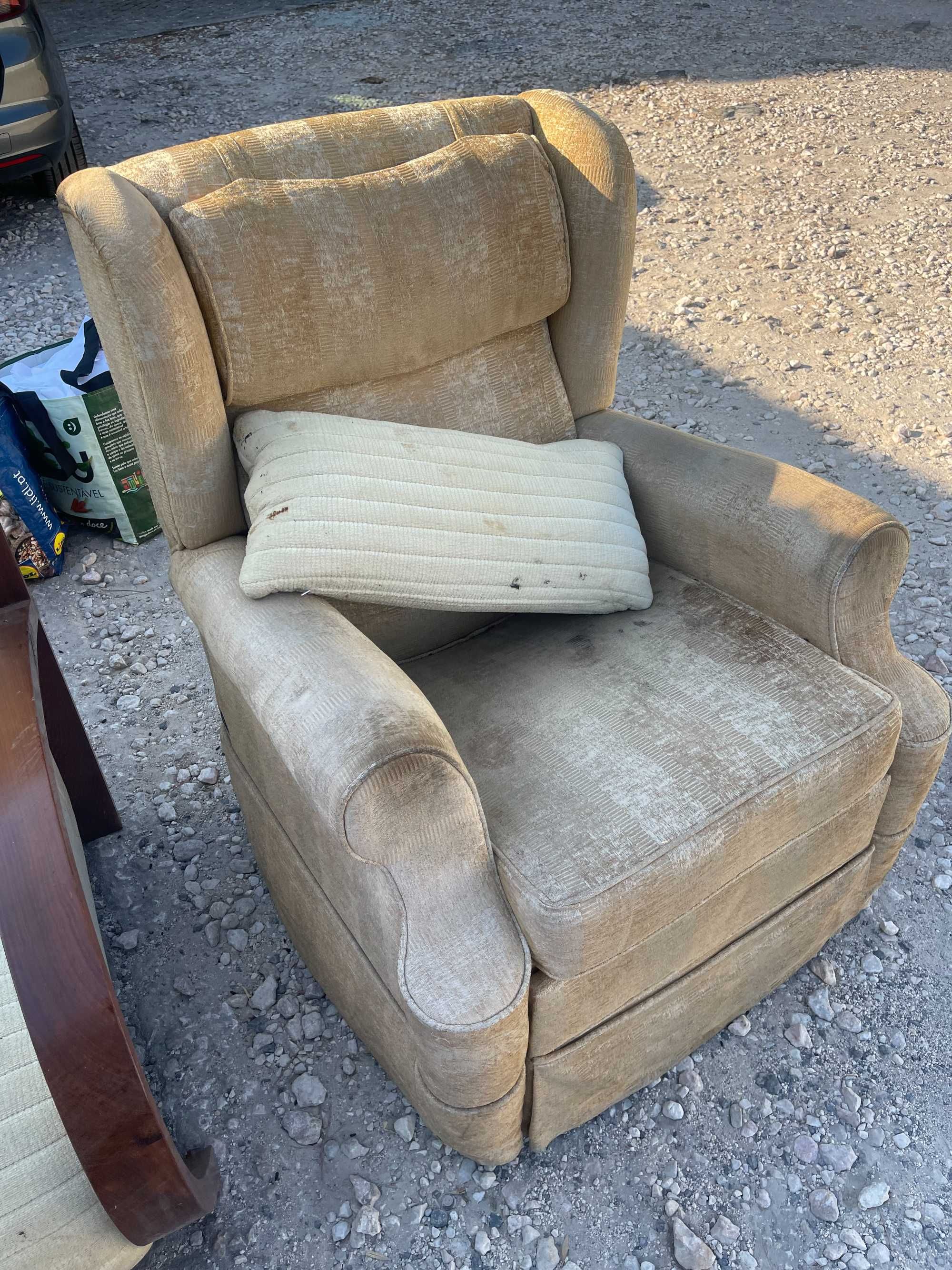 Conjunto de Poltronas Clássicas com Reclinável Integrado