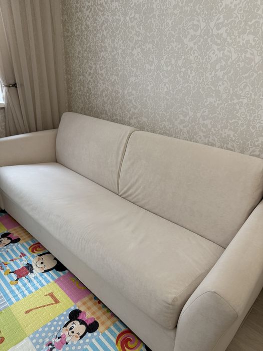 Диван бежевого кольору