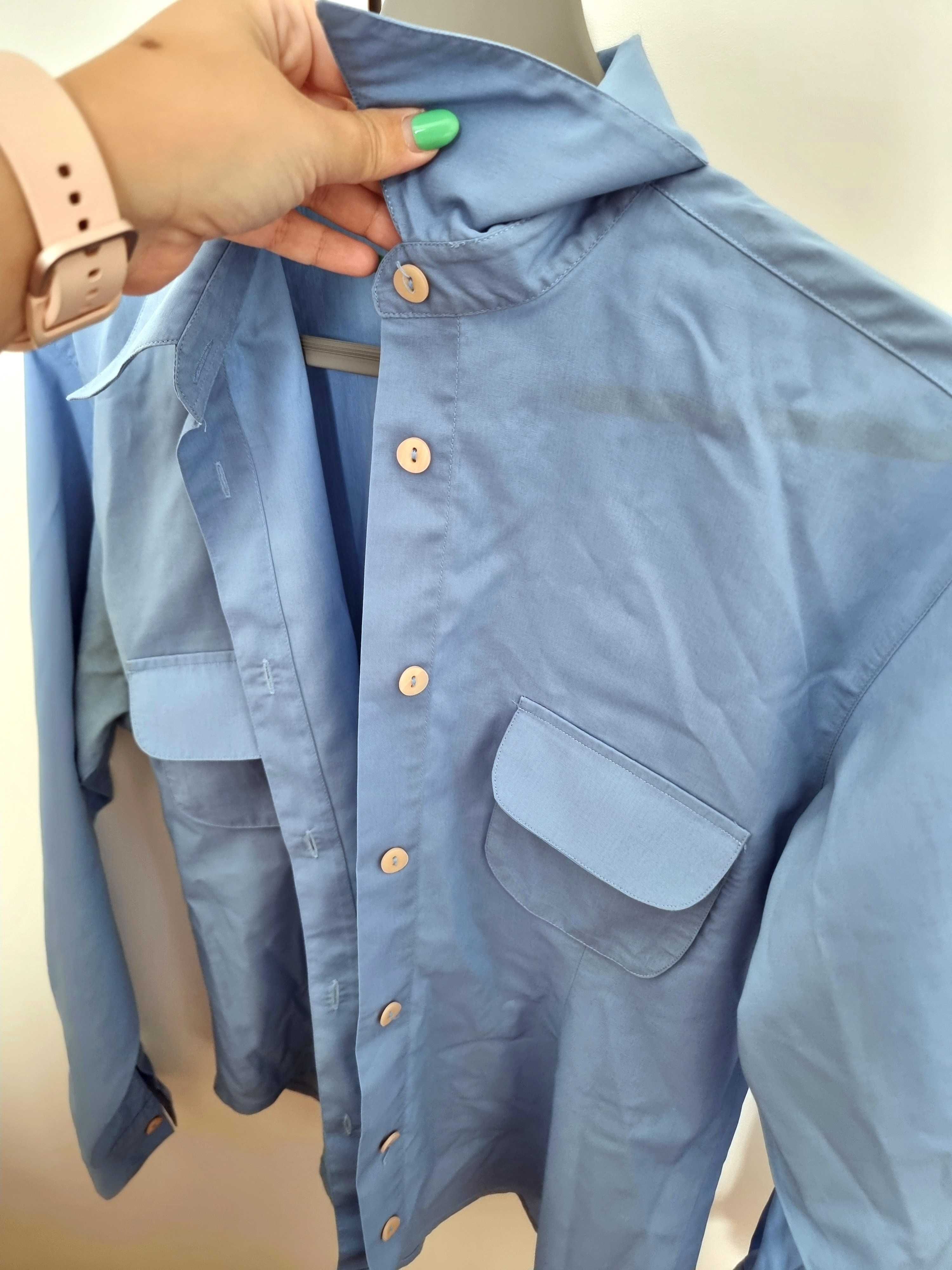 Camisa azul clara de manga comprida, tamanho M