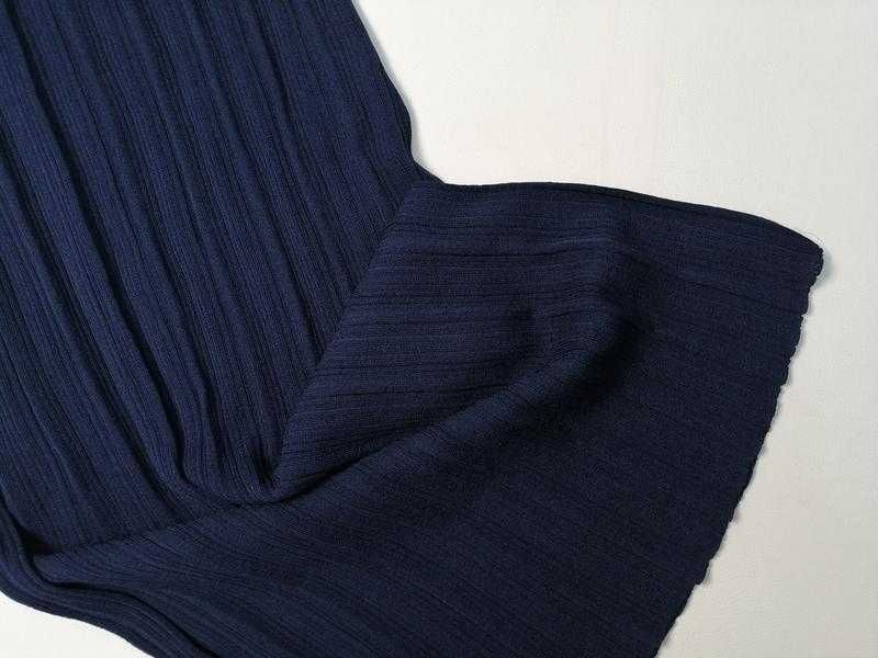 Брендовое платье с плиссировкой и приталенным силуэтом Cos