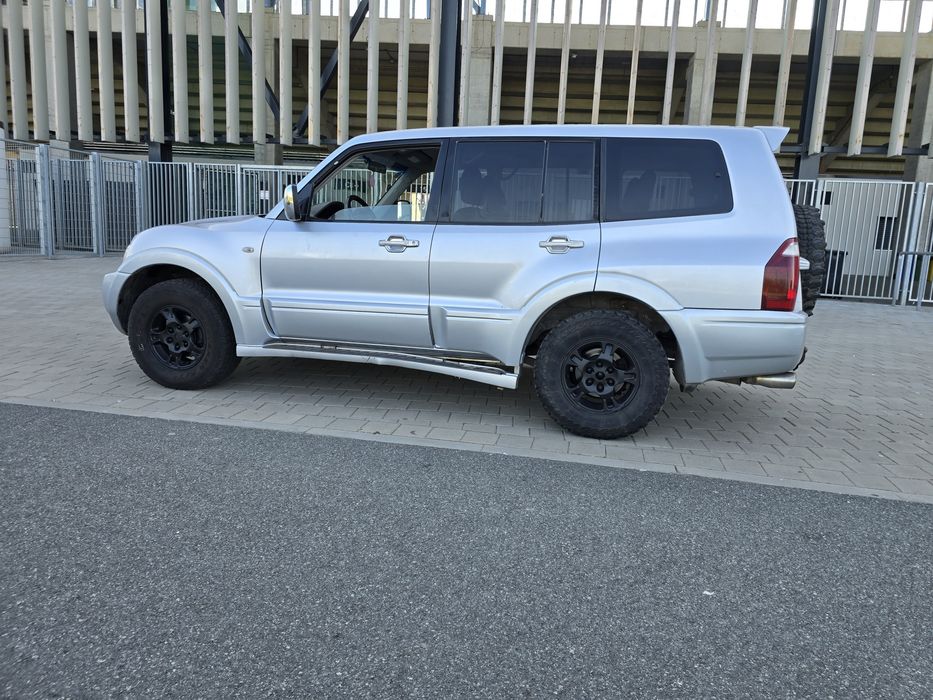 Pajero 3,2 diesel Rally Art  7 osób automat hak 3,3t