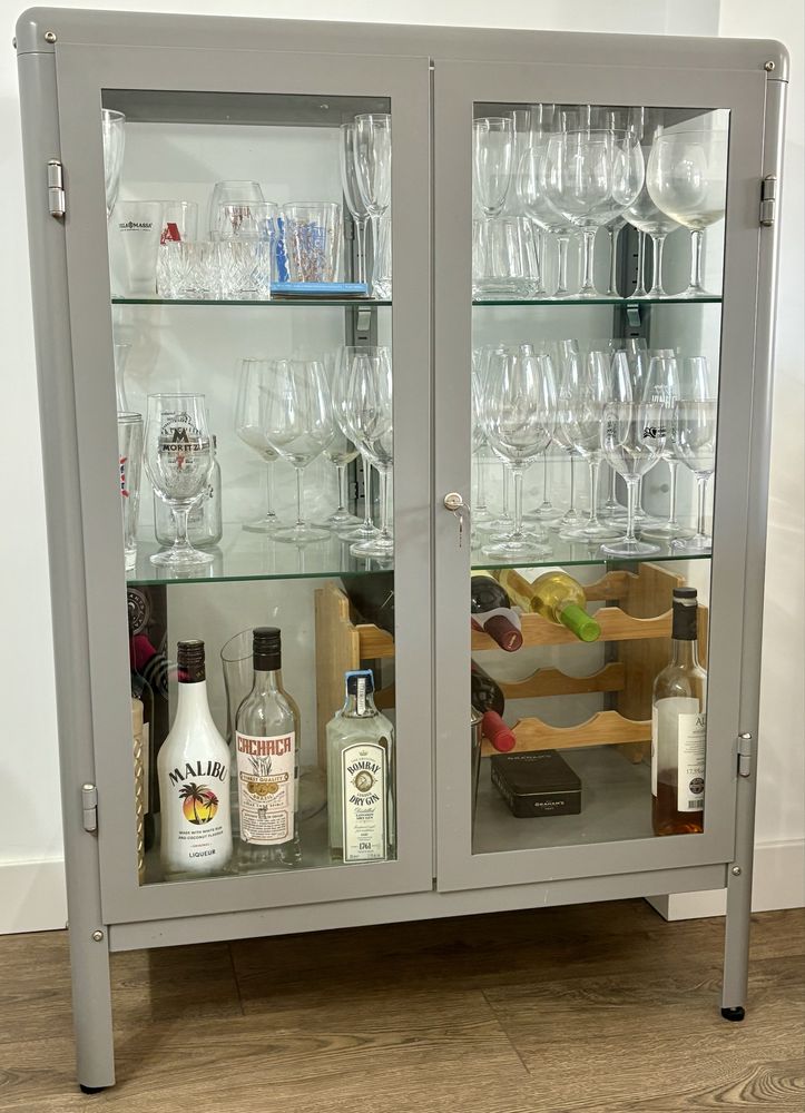 Móvel vitrine em vidro IKEA