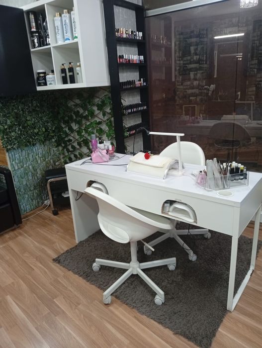 Aluga-se mesa de manicure e sala de estetica