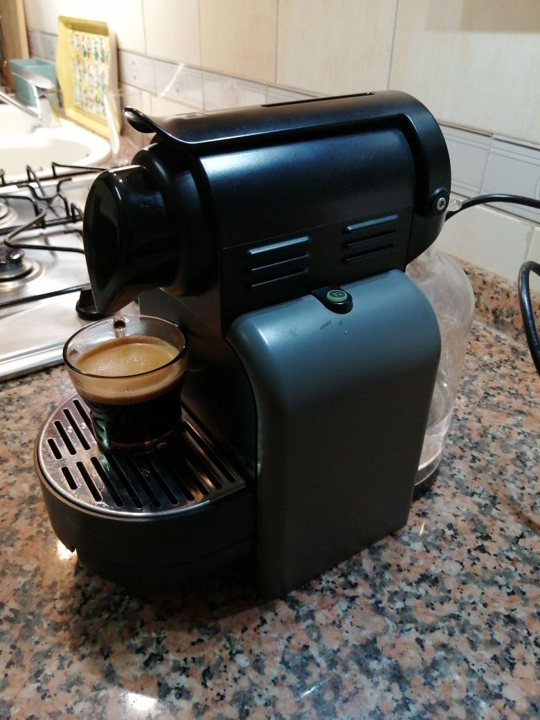 Máquina de Café Nespresso, marca Essenza