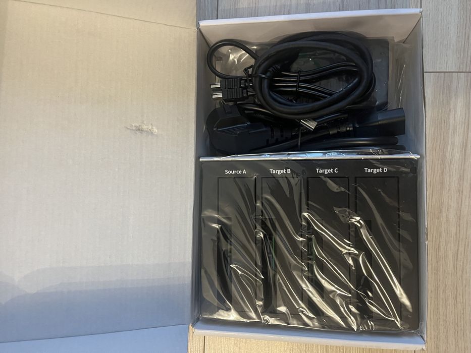 Док-станція LC-Power для 4 x SATA HDD/SSD 3.5"/2.5" (LC-DOCK-U3-4B)