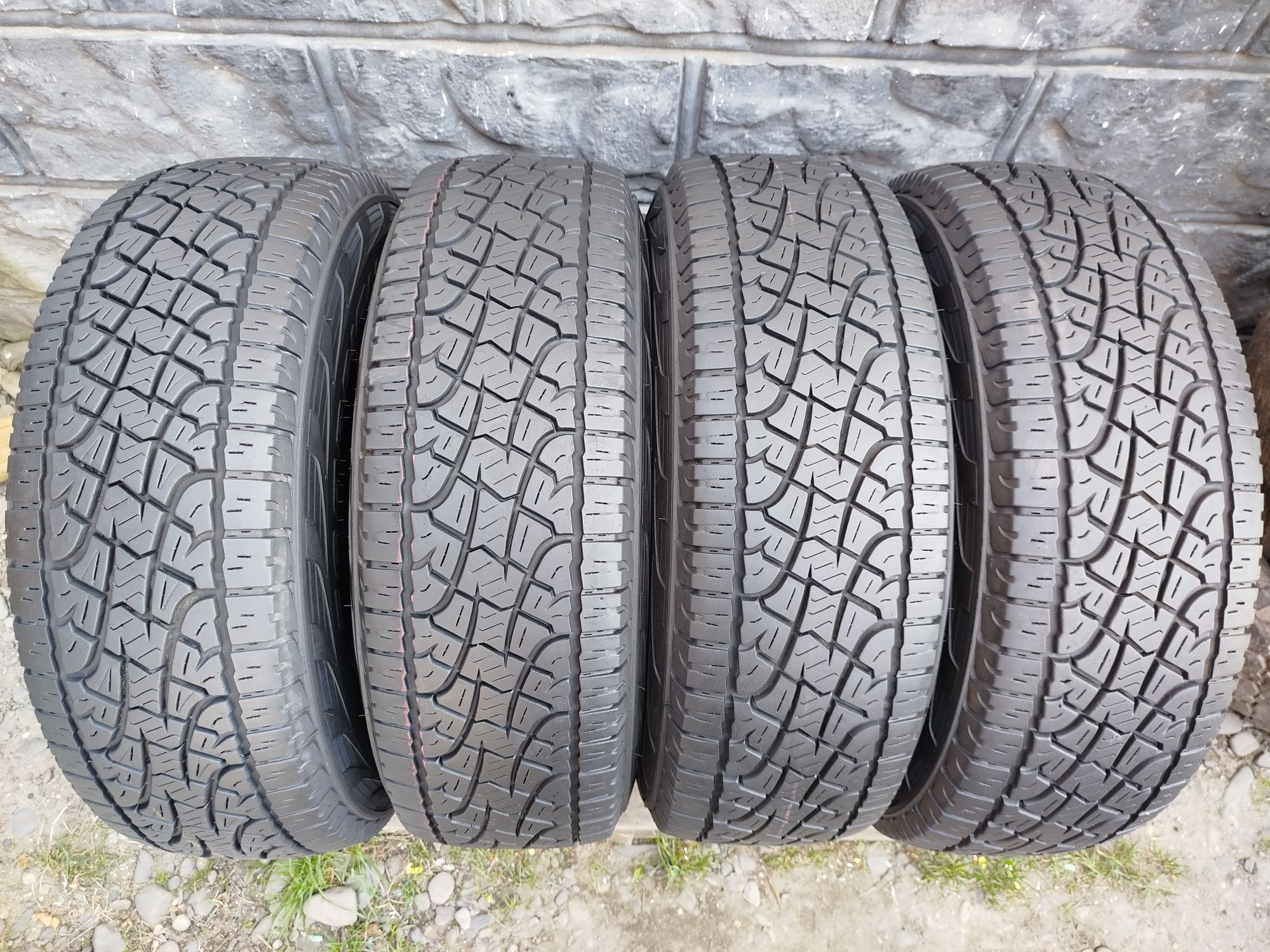 Шини всесезонка 235-75-15 Pirelli з Німечини