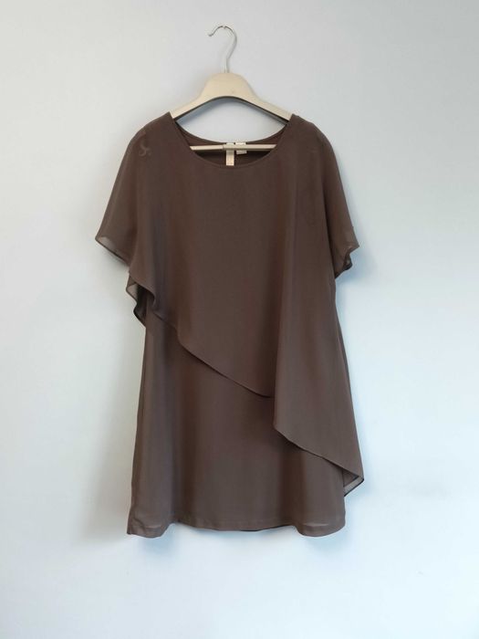 Elegancka sukienka wizytowa o ciekawym kroju