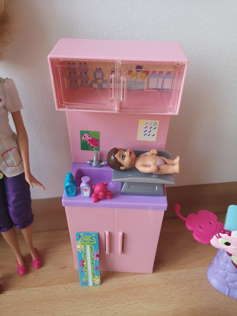 Barbie lalka doktor weterynarz opiekunka pand zwierzątek dzieci lekarz