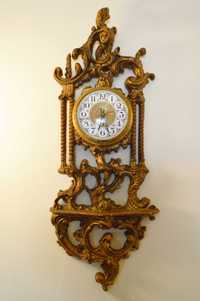 Relógio de Parede Antigo em Madeira Dourada.