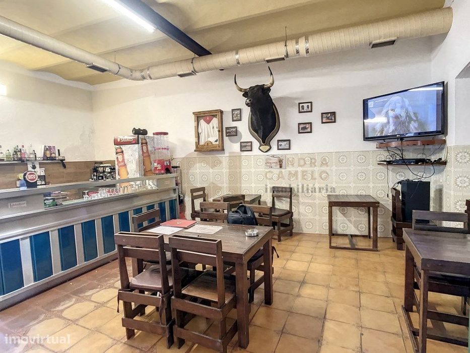 Café no coração da zona histórica de Safara, junto à igreja, com cl...