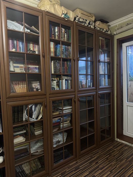 Книжный шкаф в идеальном состоянии с стекловими вставками , дерево
