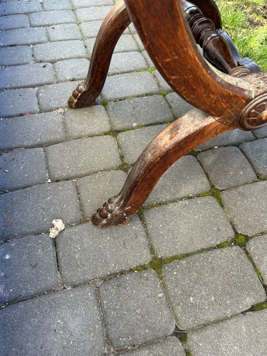 Stare drewniane krzesło do renowacji