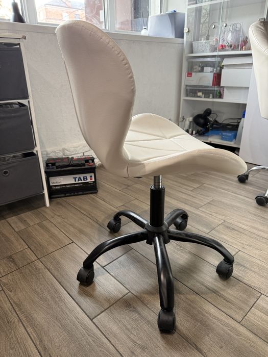 Крісло офісне на колесах