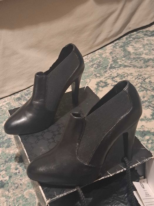 Botins de pele e salto fino