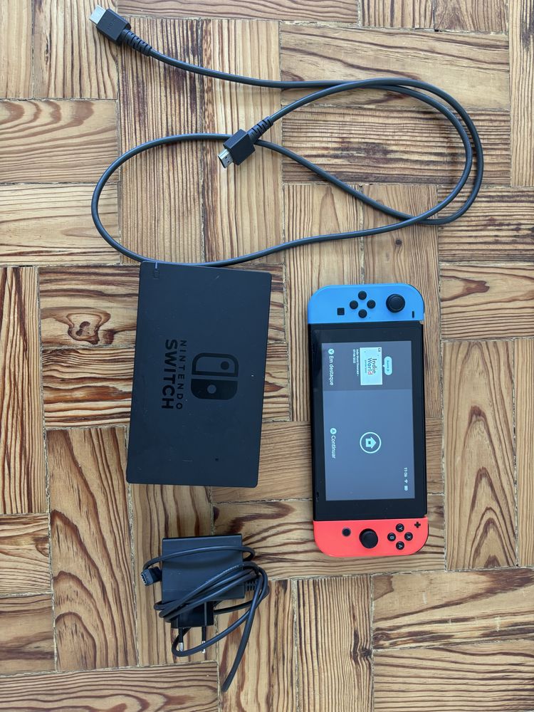 Nintendo switch com 2 Joy-Cons cabos e comando. Trm a caixa original.