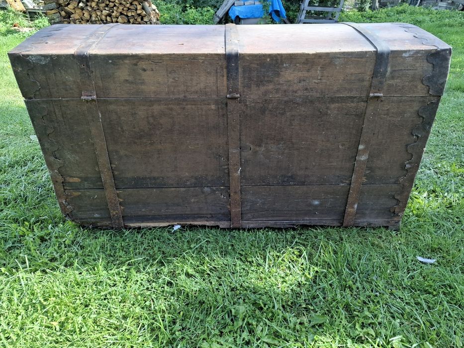 Zabytkowy kufer z okuciami