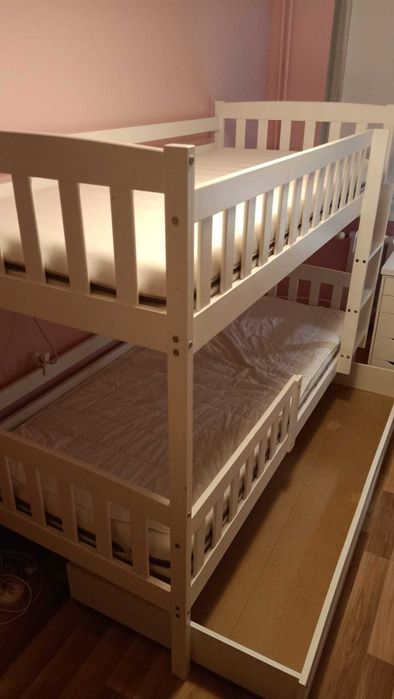 Łóżko piętrowe z materacami