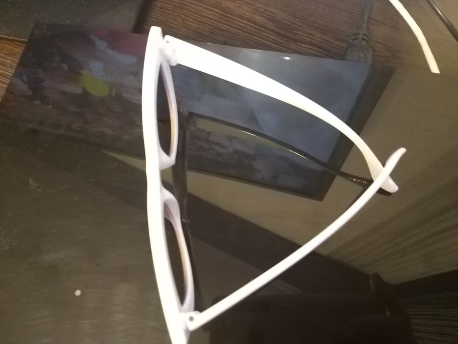 Okulary przeciwsłoneczne z białymi oprawkami