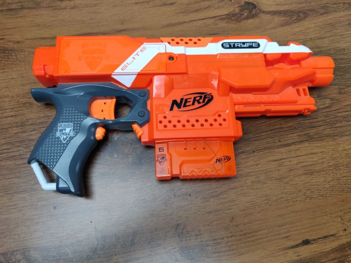 Nerf Accustrike Falconfire & Nerf Stryfe +45 strzałek