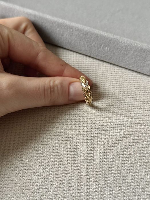 Złoty pierścionek z plecionym wzorem i białym złotem