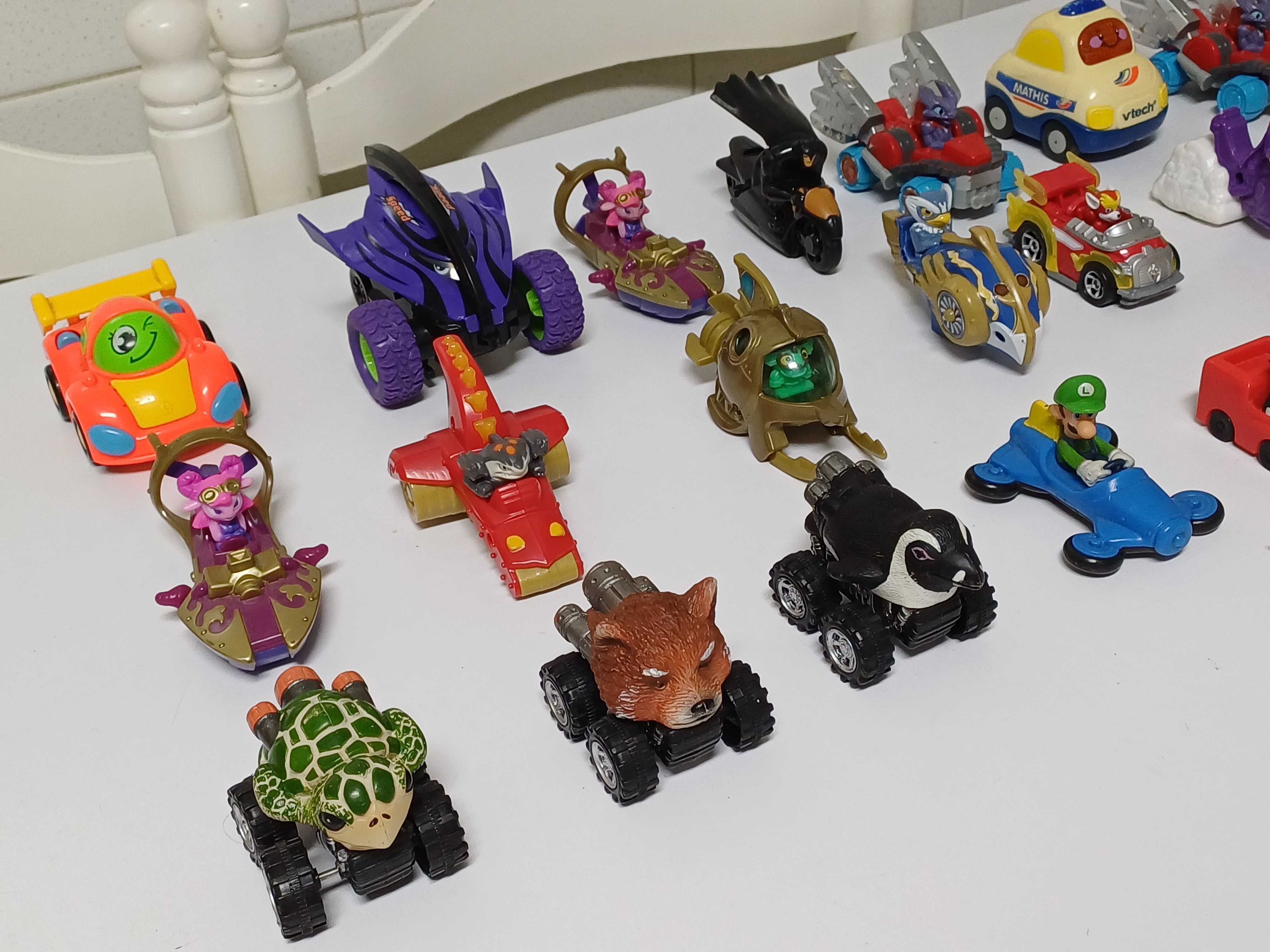 Carros e motos com figuras e personagens 21 unidades