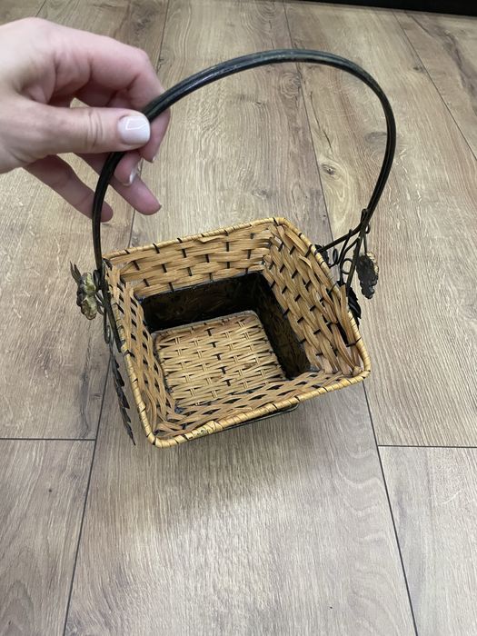 Koszyk pleciony z pielnymi dodatkami