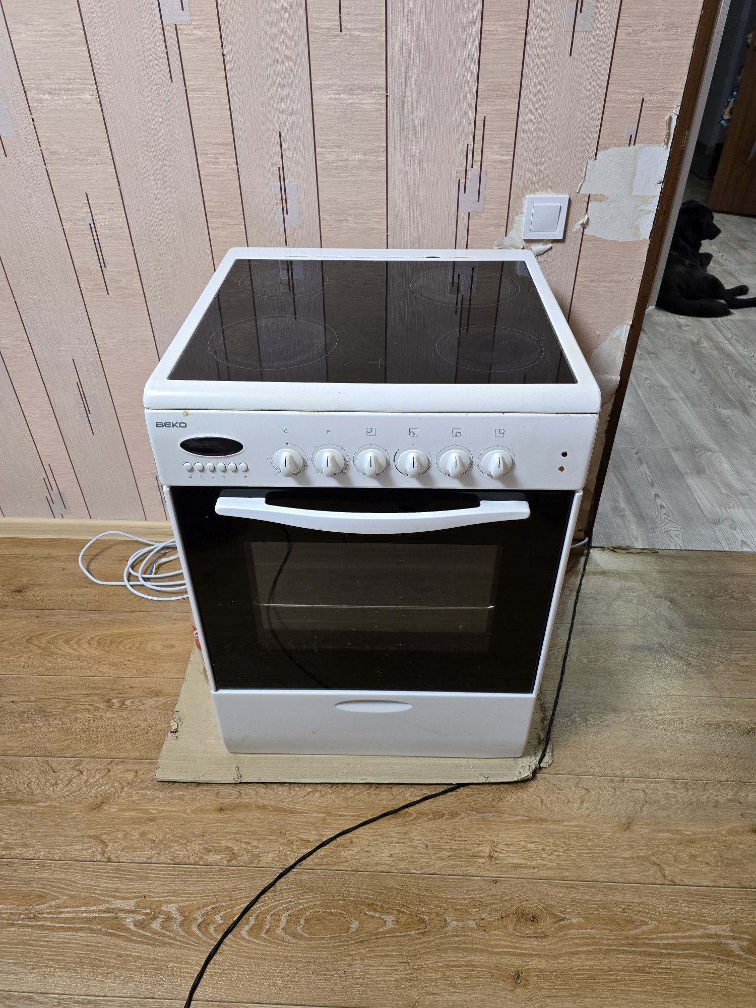 Електроплита BEKO.