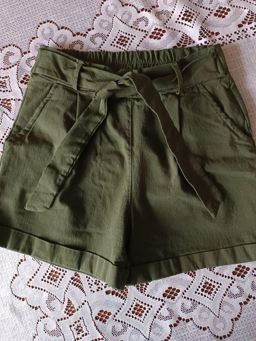Spodenki khaki z paskiem
