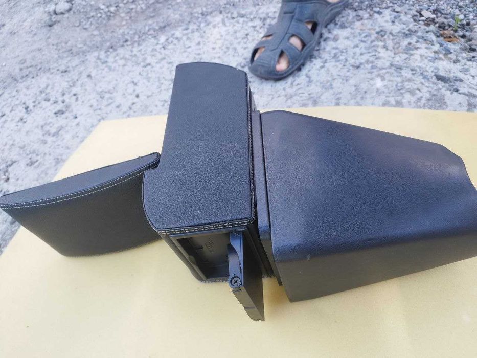 фирменный подлокотник  в авто