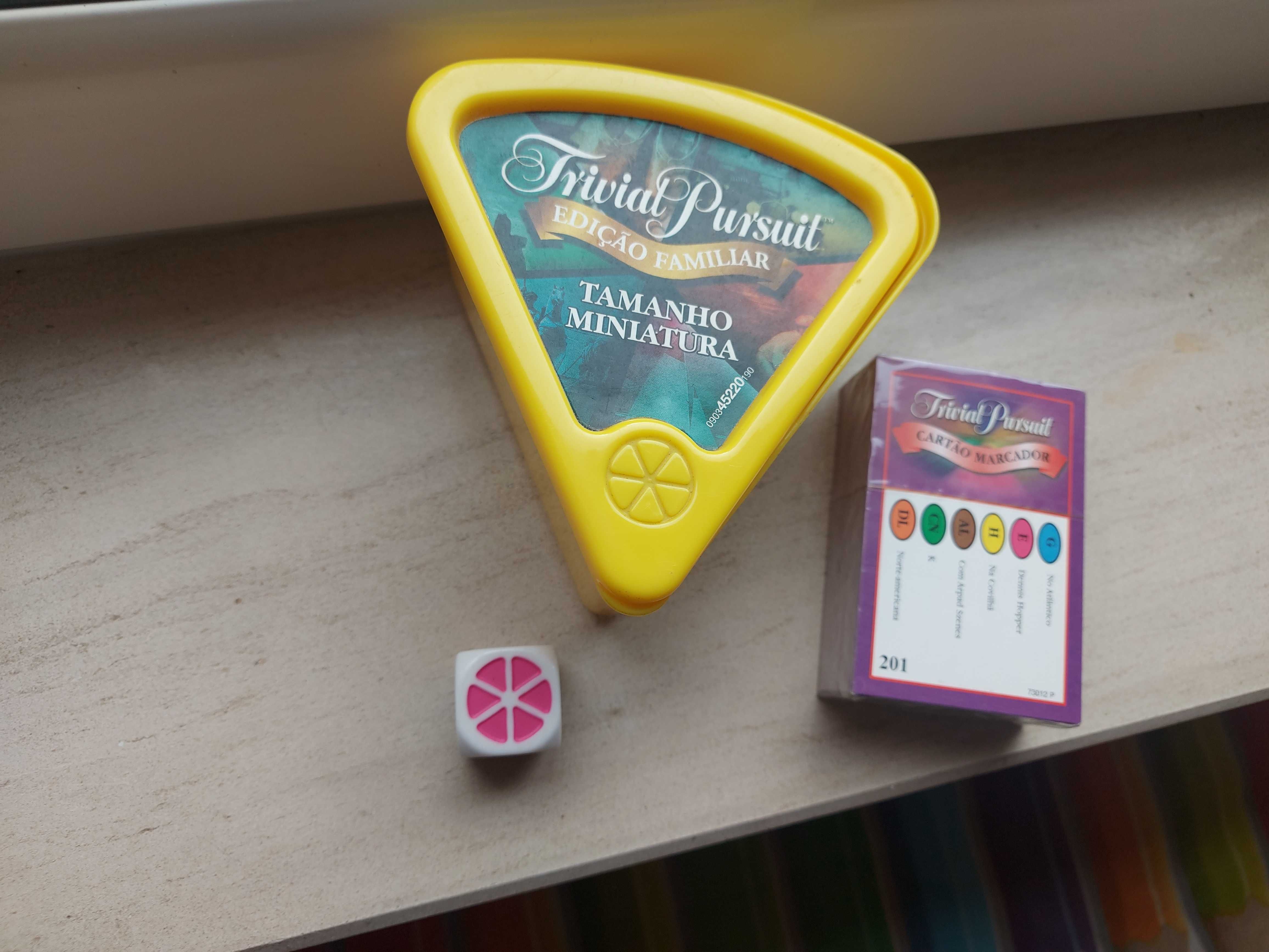 Jogo trivial familiar pursuit em miniatura