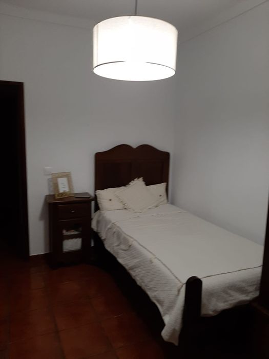 Quarto completo, cama de corpo e meio
