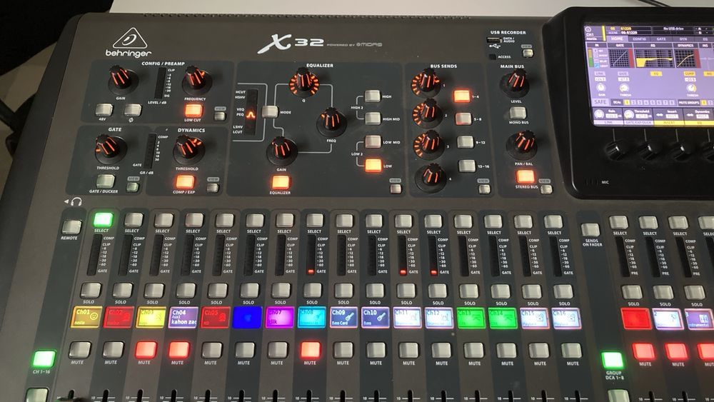 Цифровий мікшерний рульт Behringer X32