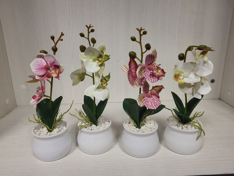 Sprzedam cztery sztuczne kwiaty orchidee w doniczkach