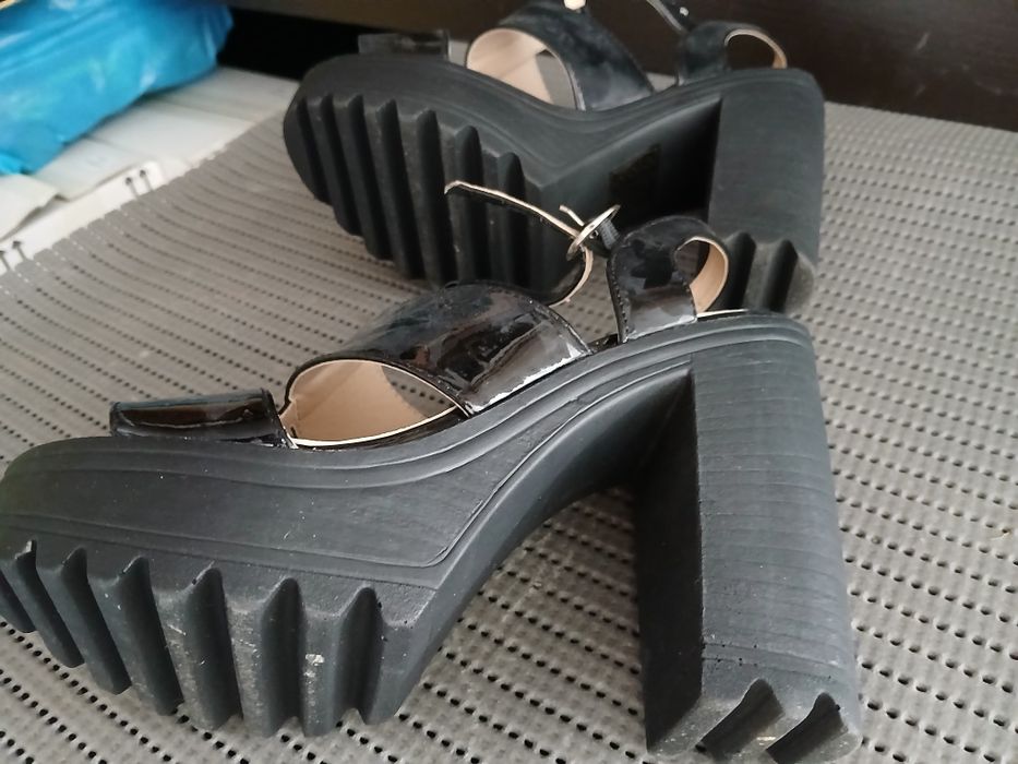 Vários sapatos número 35