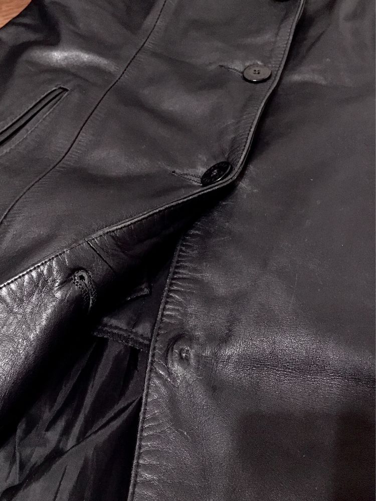 Czarny skórzany płaszcz taliowany jednorzędowy marbet s
