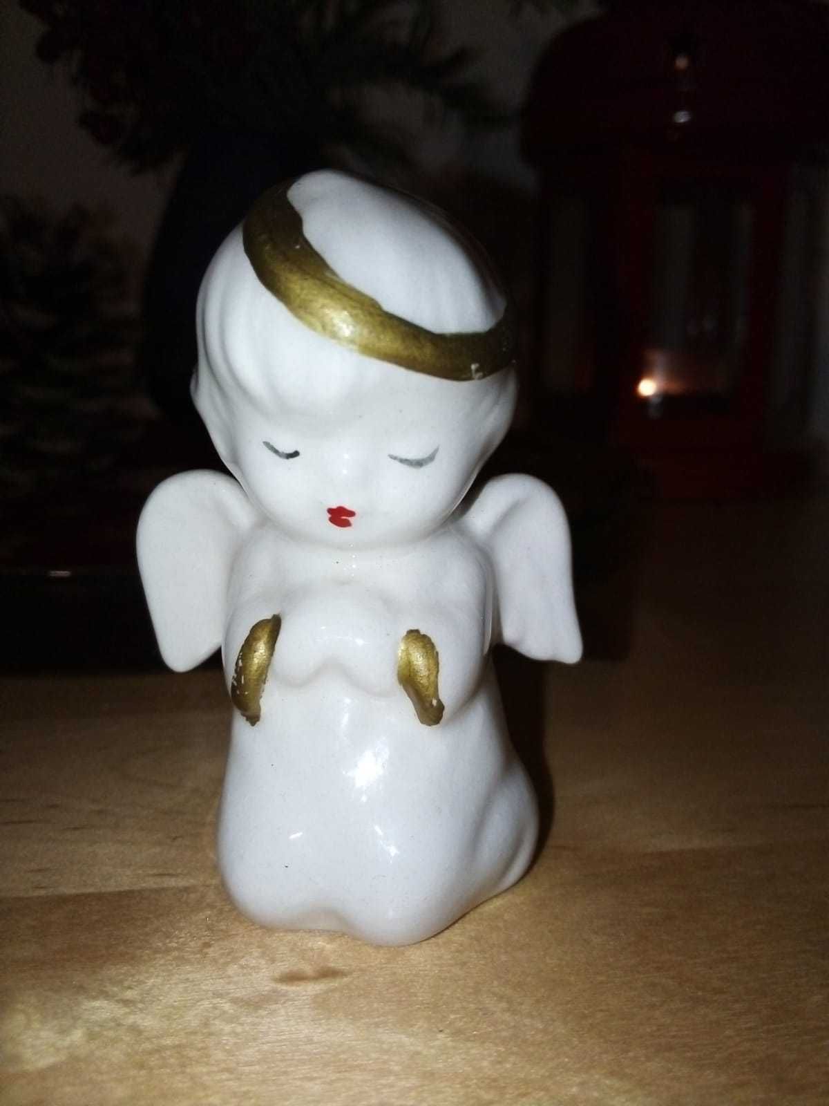 Aniołek na kolanach 5,5 cm biała porcelana