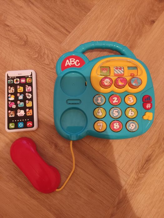 Zabawkowy telefon stacjonarny i komórkowy