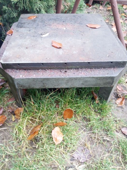 Sprzedam stól stalowy.