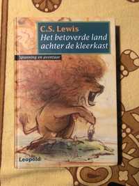 C.S Lewis “Het betovered land achter de kleerkast”