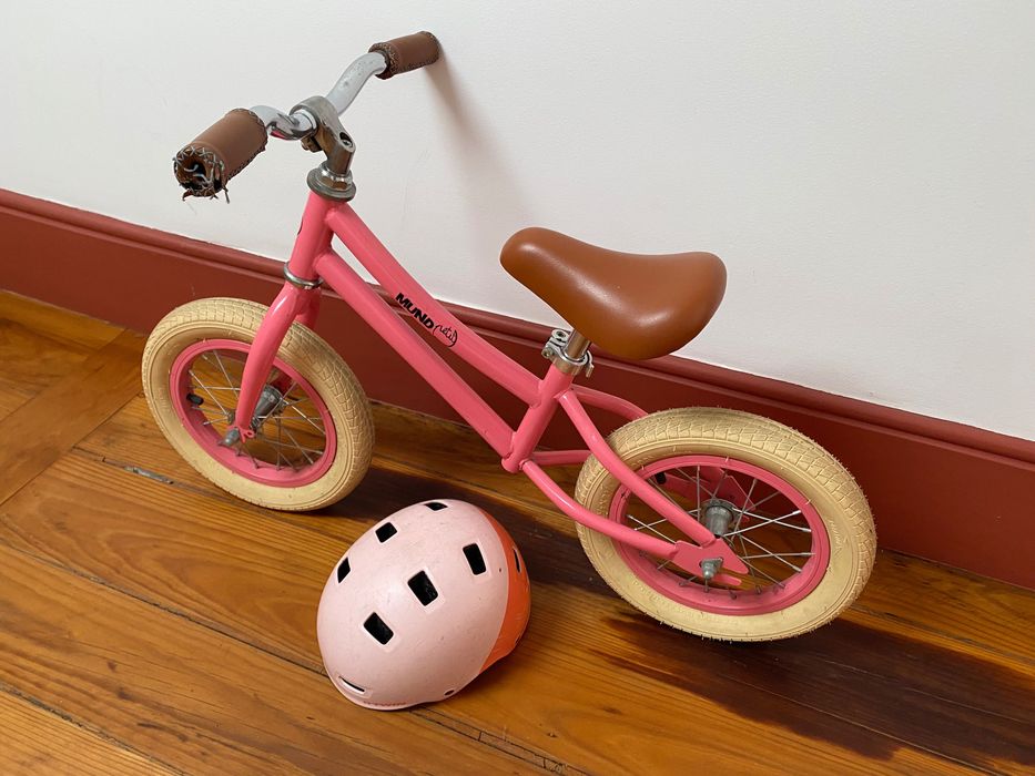 Bicicleta de equilíbrio Mundo Petit e capacete BTwin