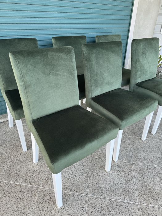 Cadeira estofada com pés lacado brilho