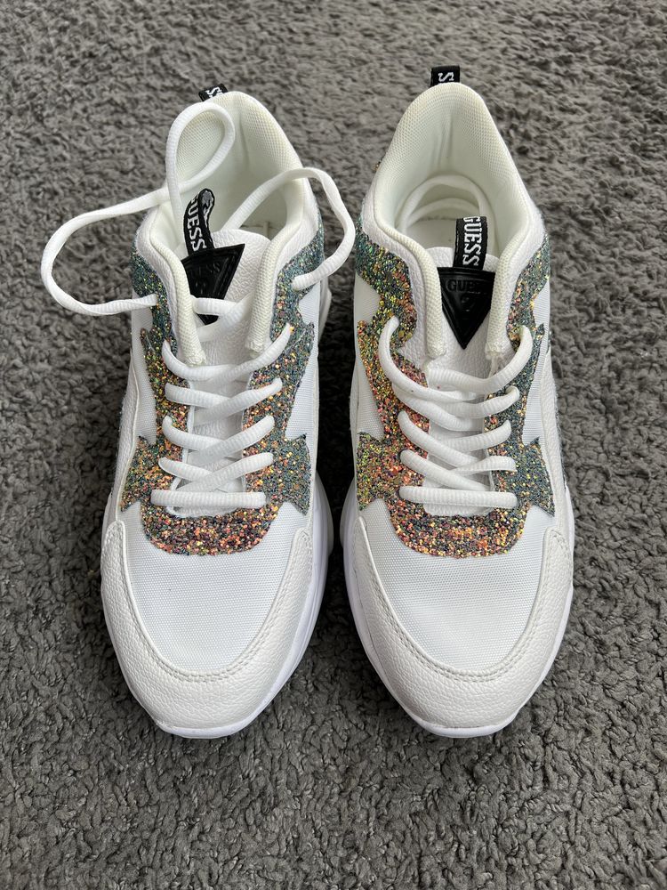 Białe sneakersy z brokatem Guess 40