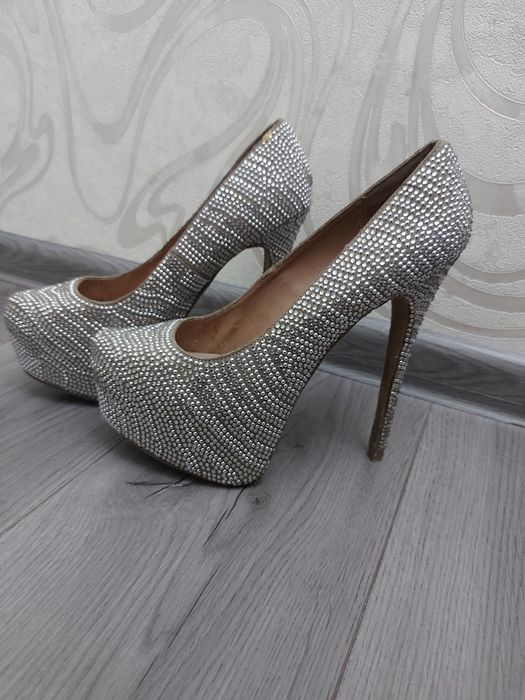 Туфли на высоком каблуке