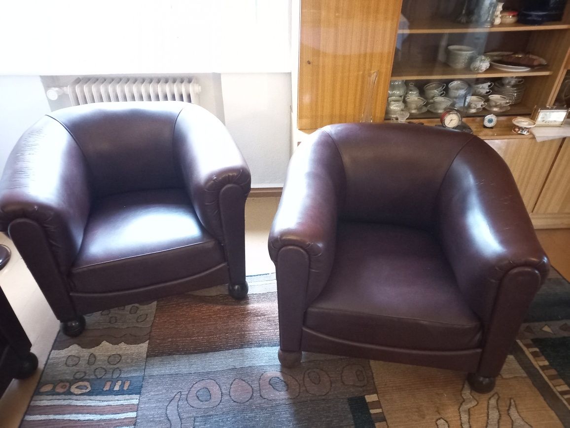 komplet mebli klubowych z lat 20tych: trzy fotele i kanapa