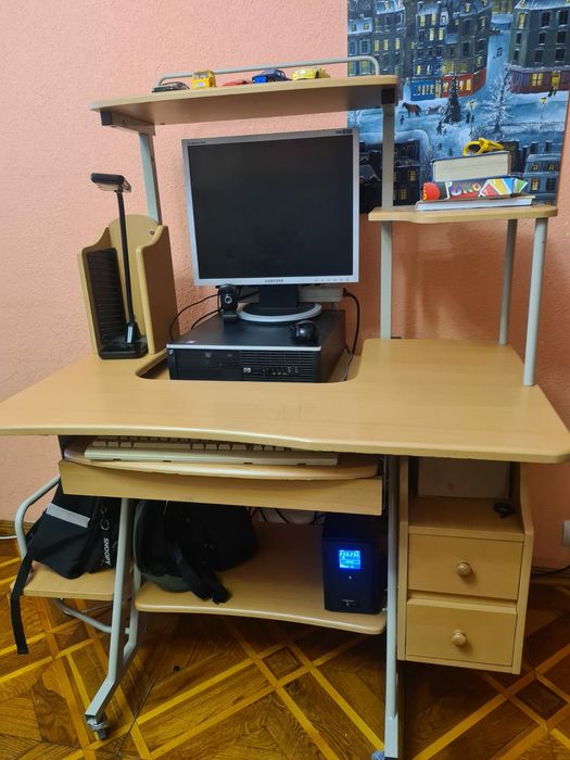 Комп'ютерний стіл на колесах