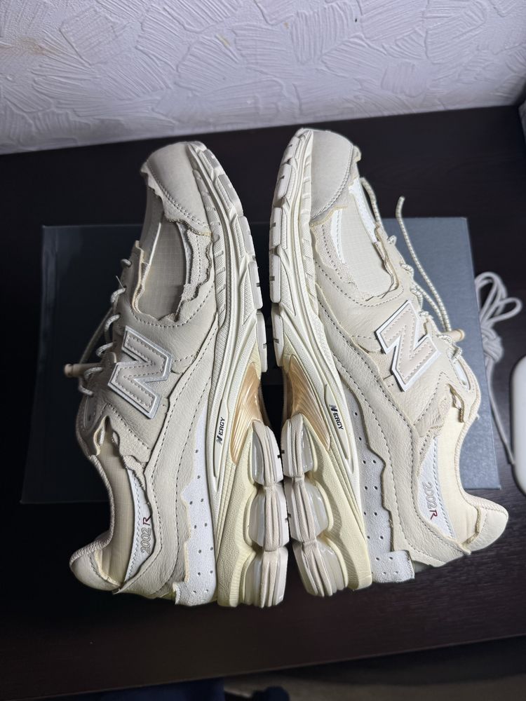 New balance 2002R