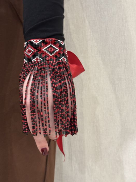 Прекраса з бісеру на руку