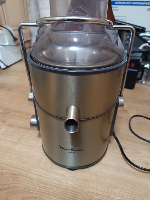 Соковыжималка серебряного цвета. Moulinex модели JU650