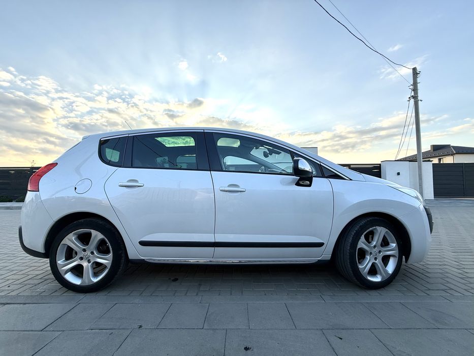 Пежо Peugeot 3008 2010 року дизель 2.0 автомат