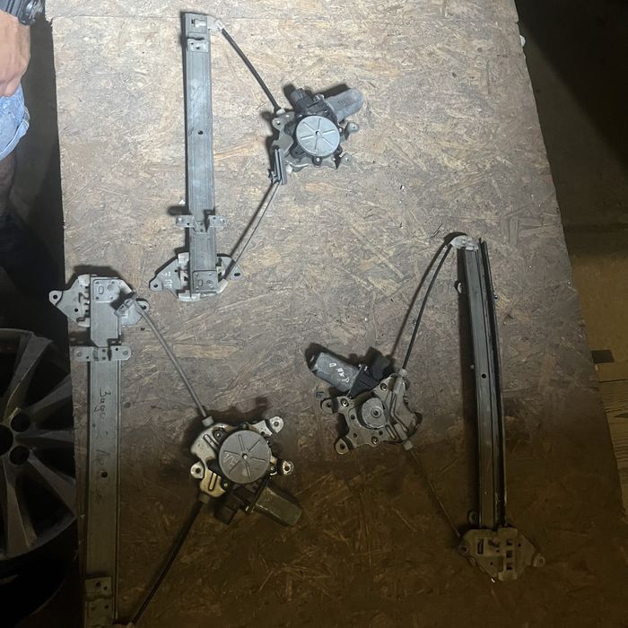 Стекло Mitsubishi Lancer 9